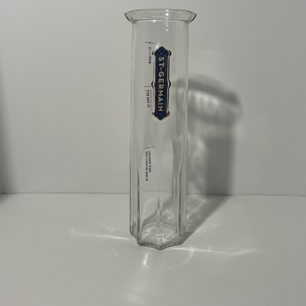 St. Germain carafe, a set of 6 tulip glasses and 6 stirers